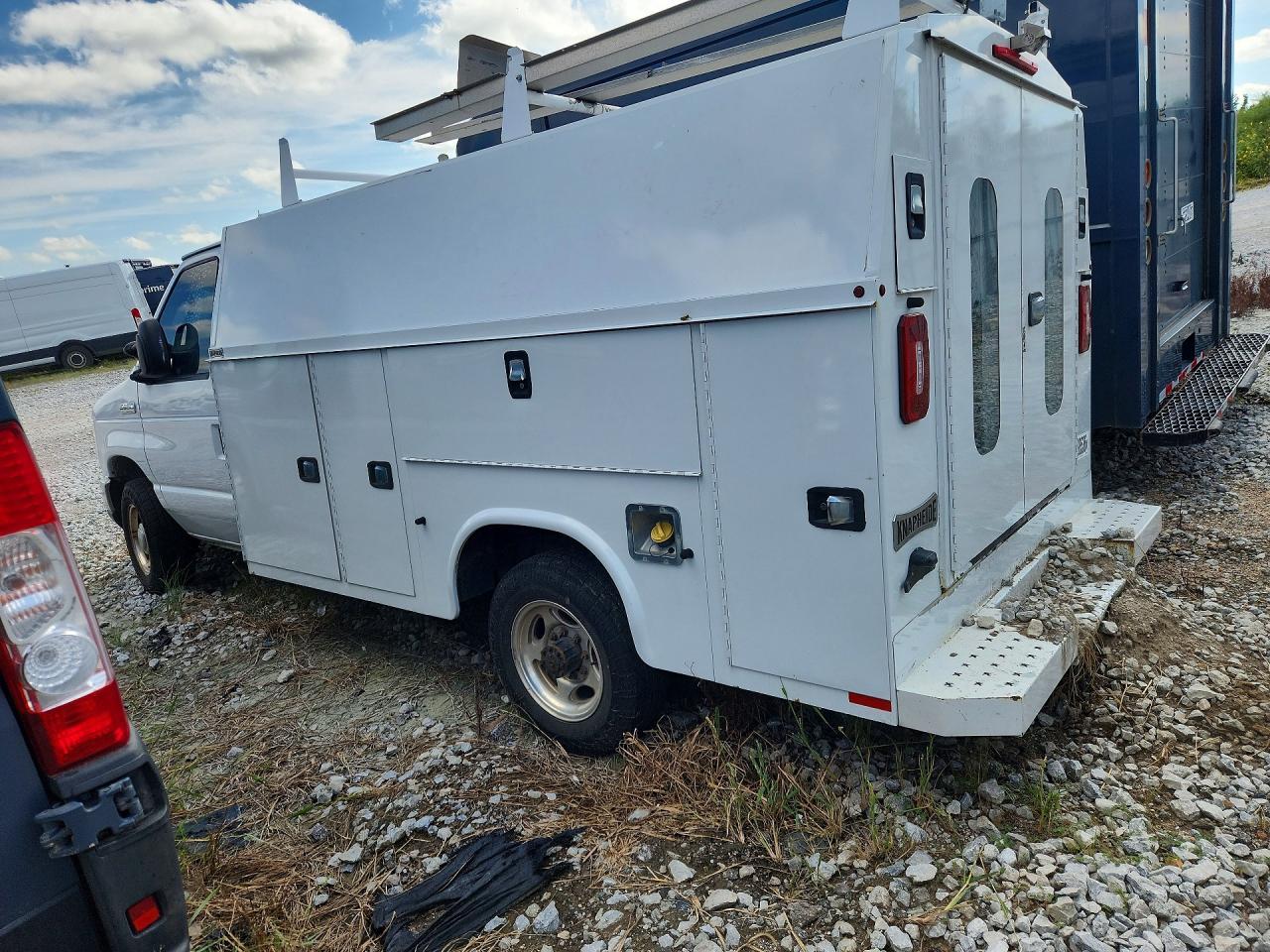 2018 Ford Econoline E350 Super Duty Cutaway Van - Фото 2