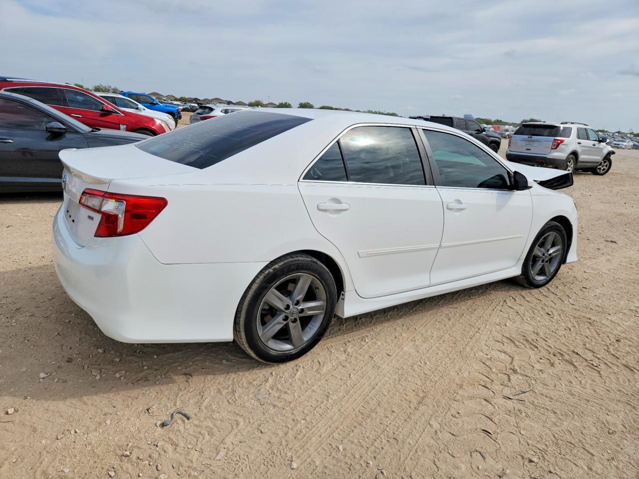 2014 Toyota Camry Se - Image 3