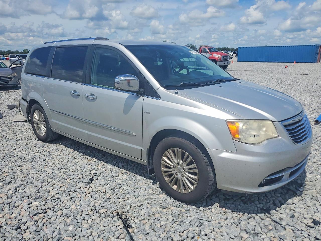 2012 Chrysler Town & Country Limited - Image 4