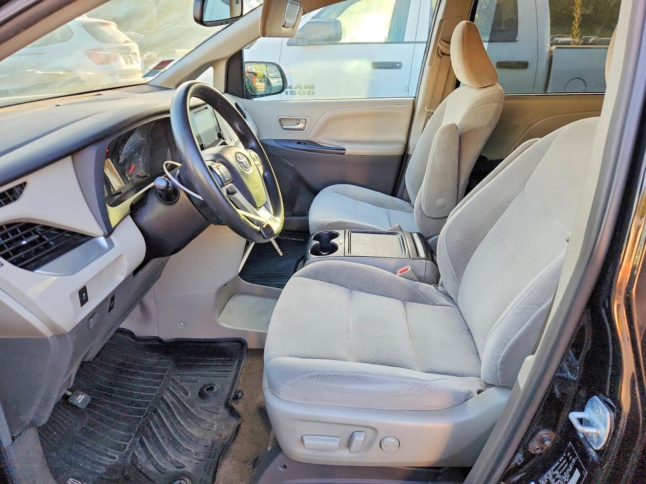 2017 Toyota Sienna Le - Image 7