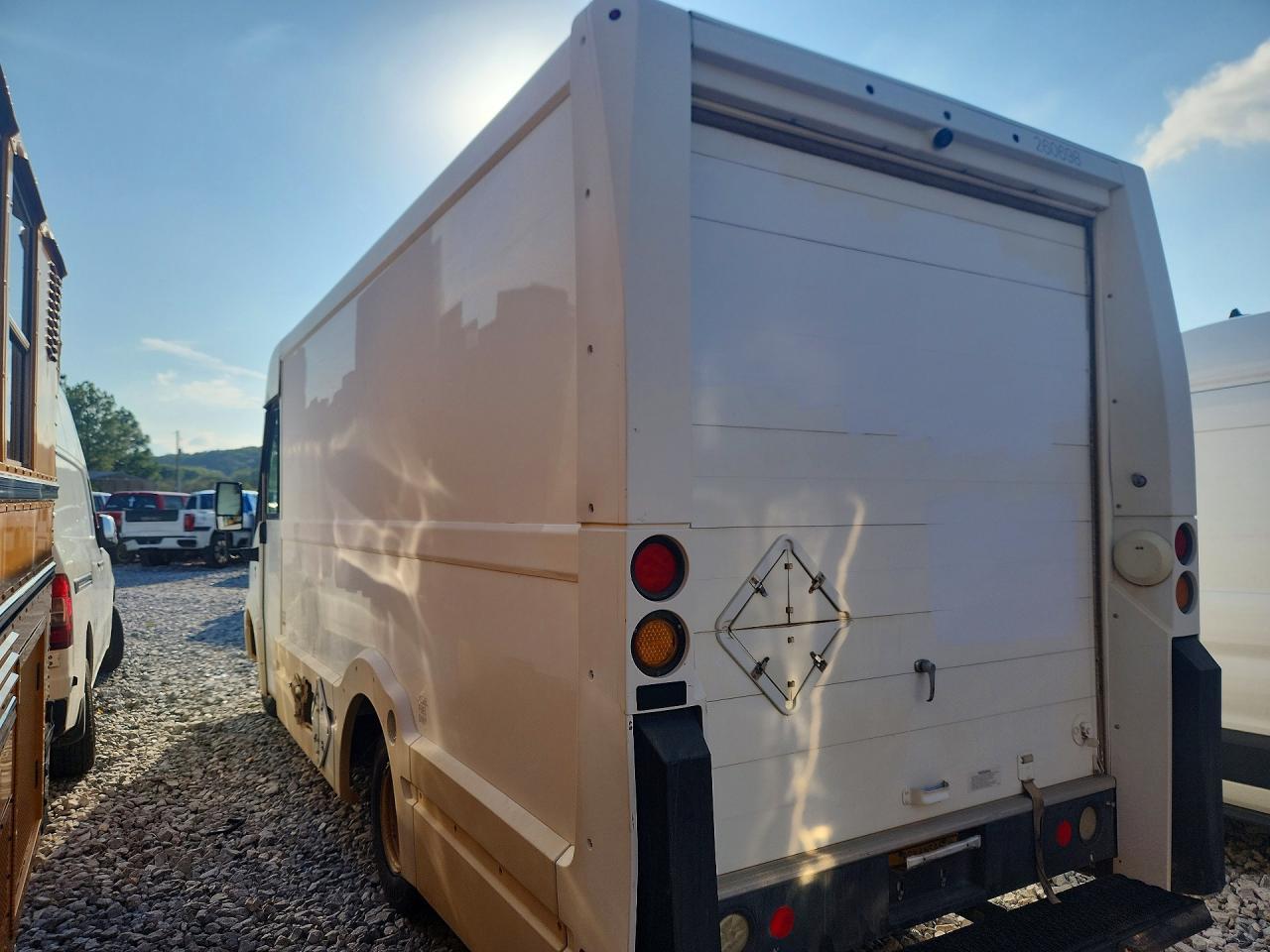 2017 Isuzu Reach - Delivery Van - Фото 2