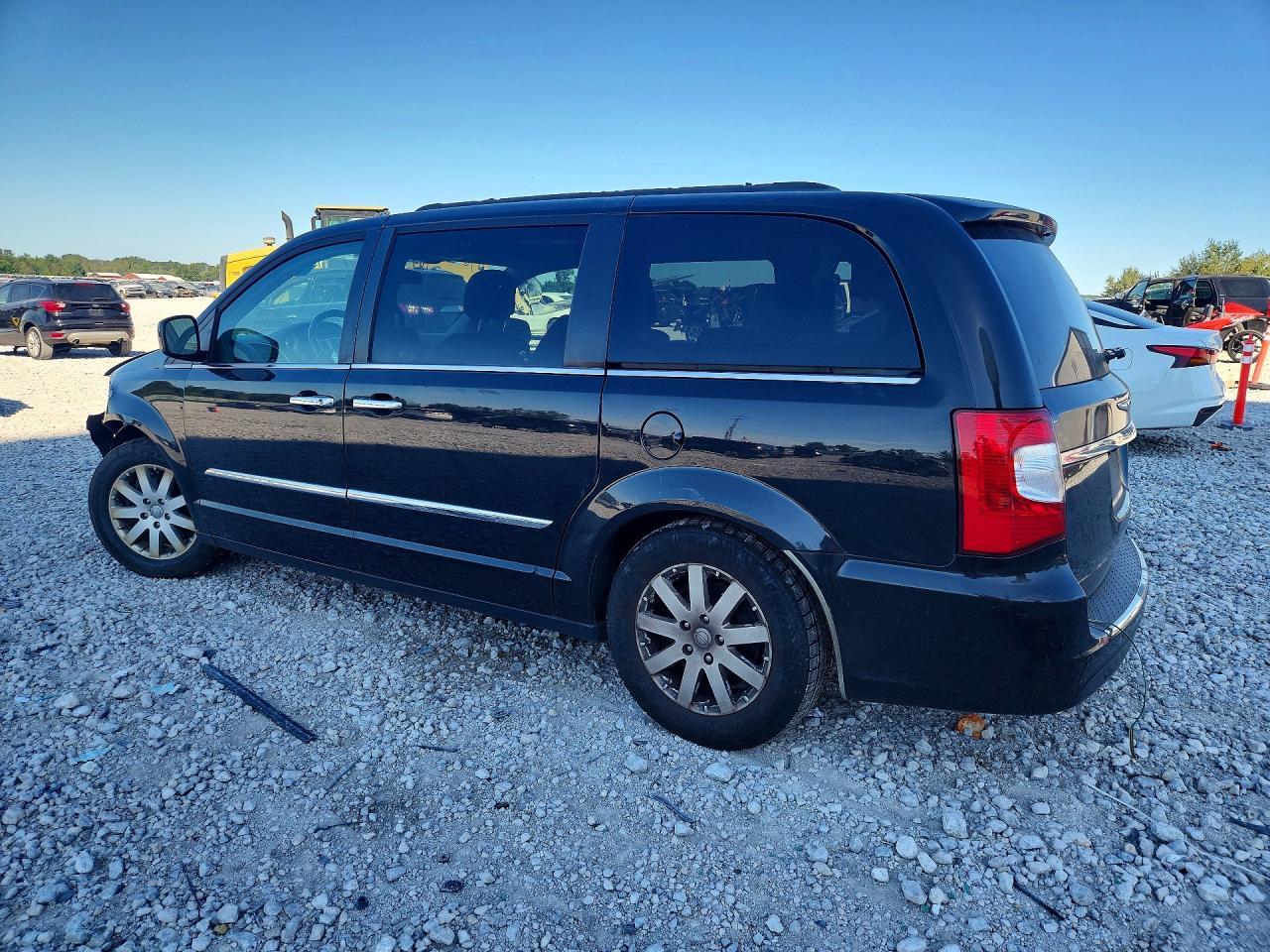 2016 Chrysler Town & Country Touring - Фото 2