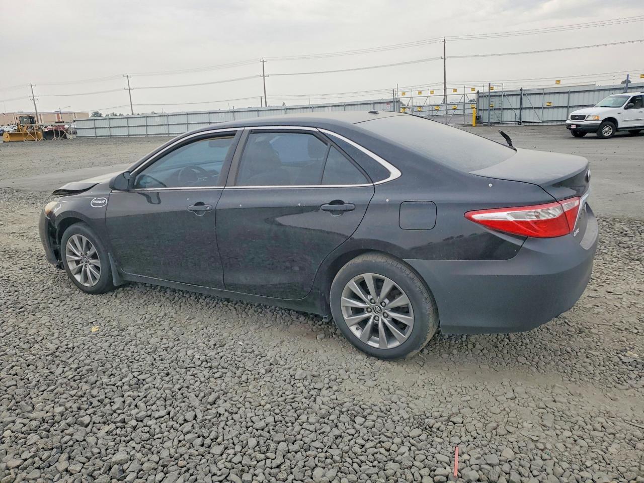 2015 Toyota Camry Hybrid Xle - Image 2