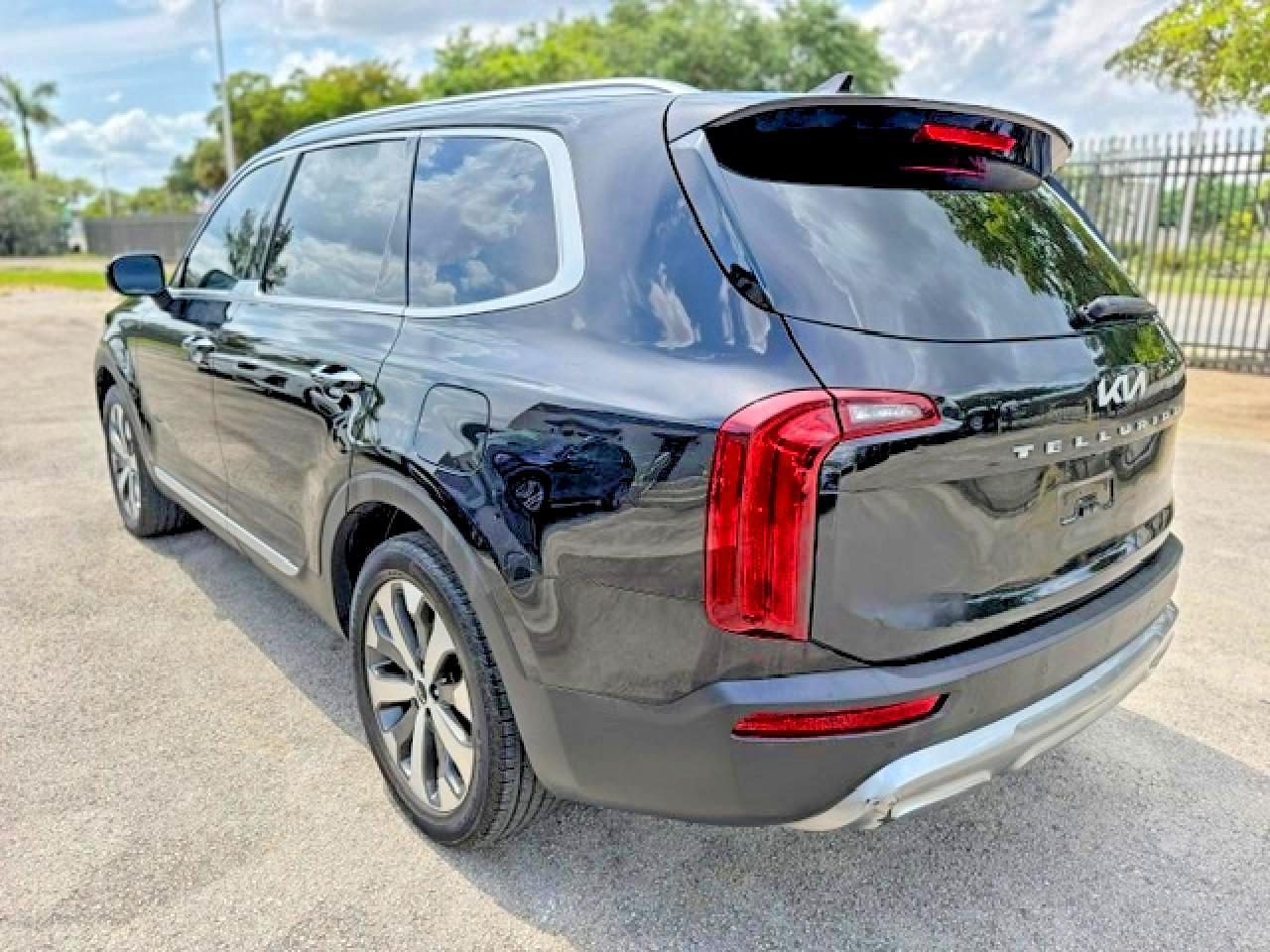 2022 Kia Telluride S - Image 2