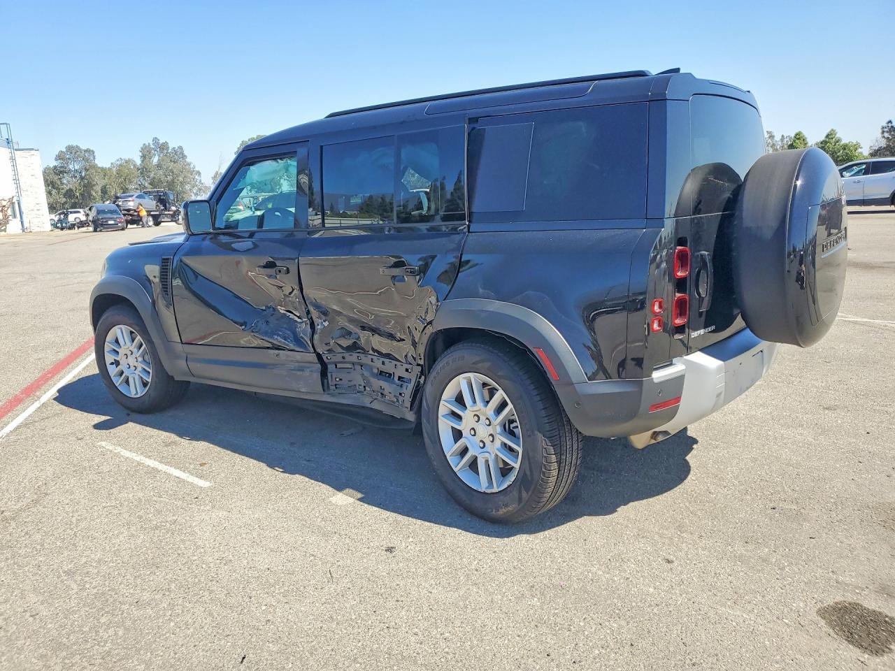 2025 Land Rover Defender 110 S - Фото 2