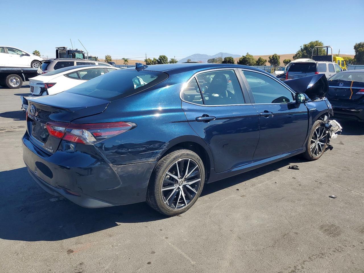 2021 Toyota Camry Le - Фото 3
