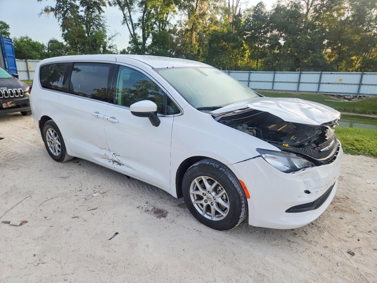 2022 Chrysler Voyager Lx - Image 4