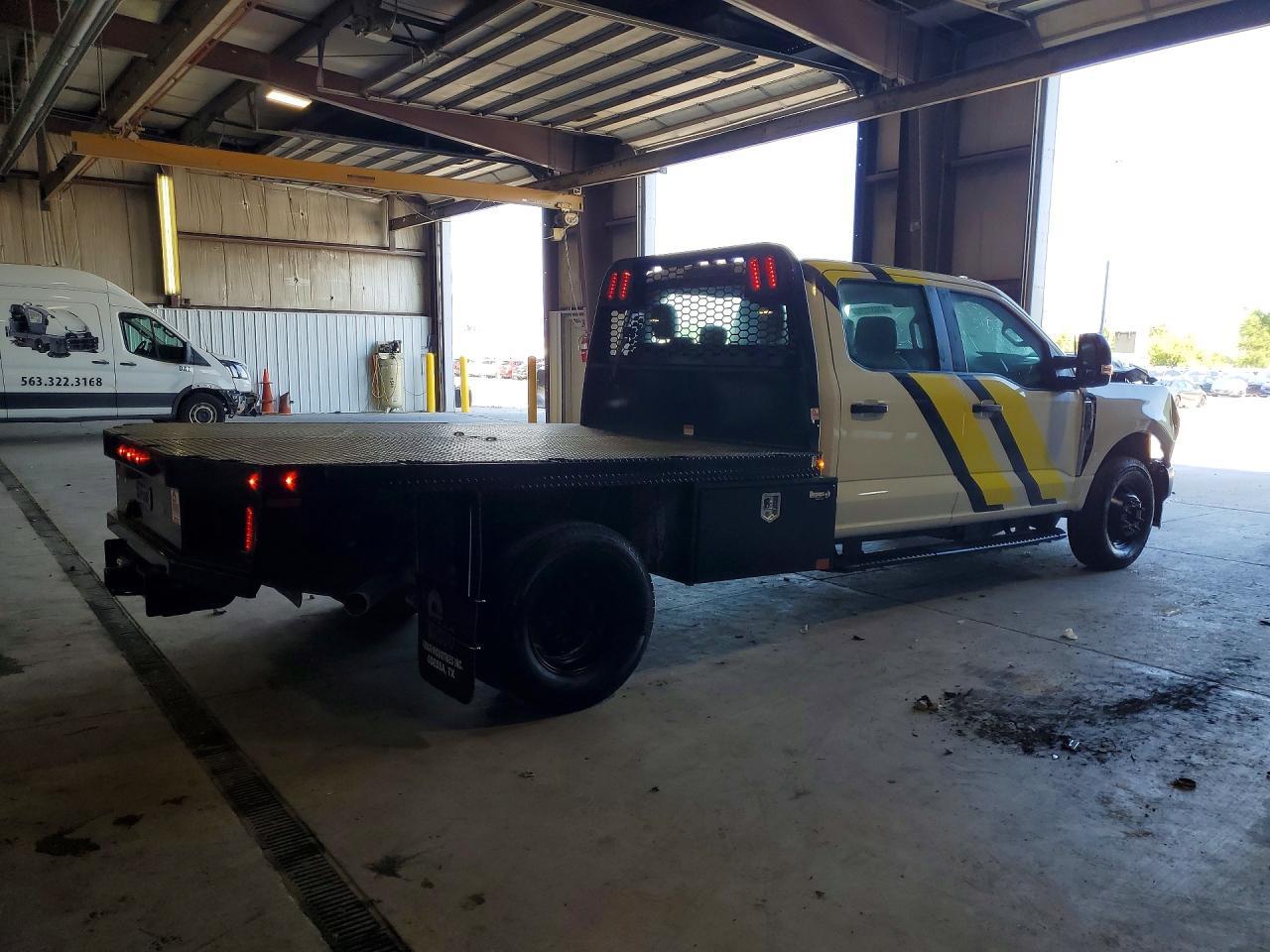 2025 Ford F350 Super Duty - Фото 3