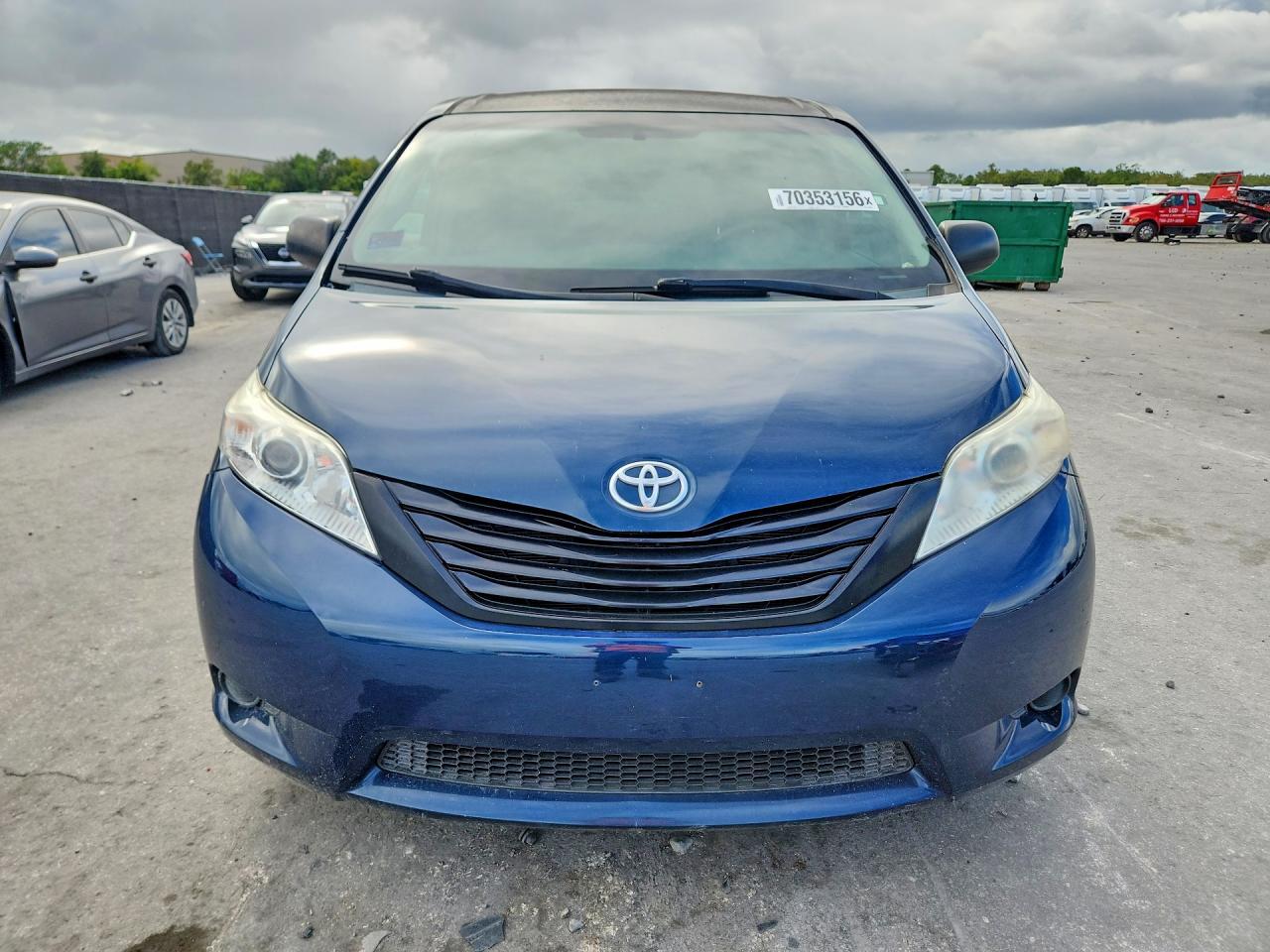 2011 Toyota Sienna Base 7-Passenger - Фото 5