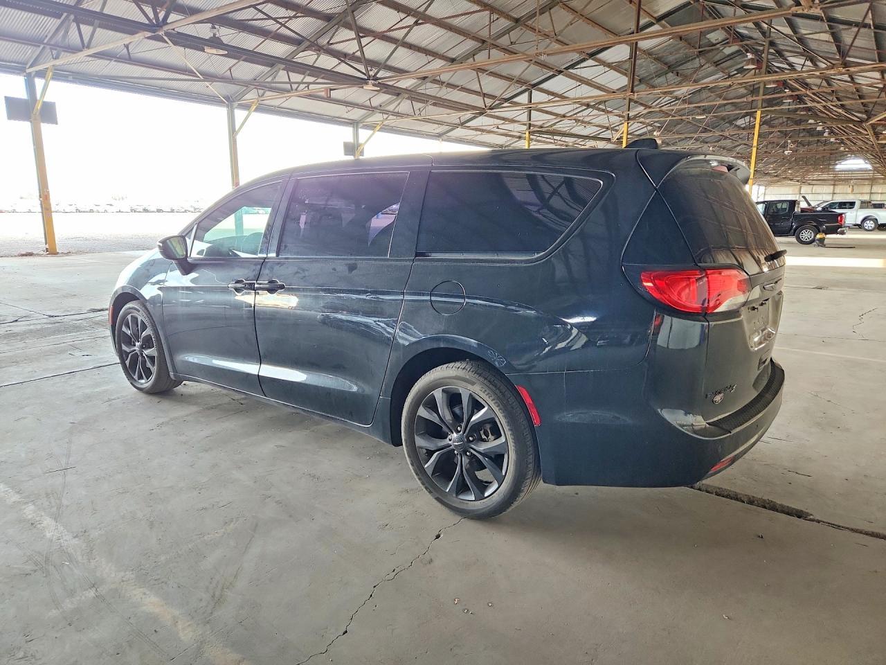 2020 Chrysler Pacifica Touring - Фото 2