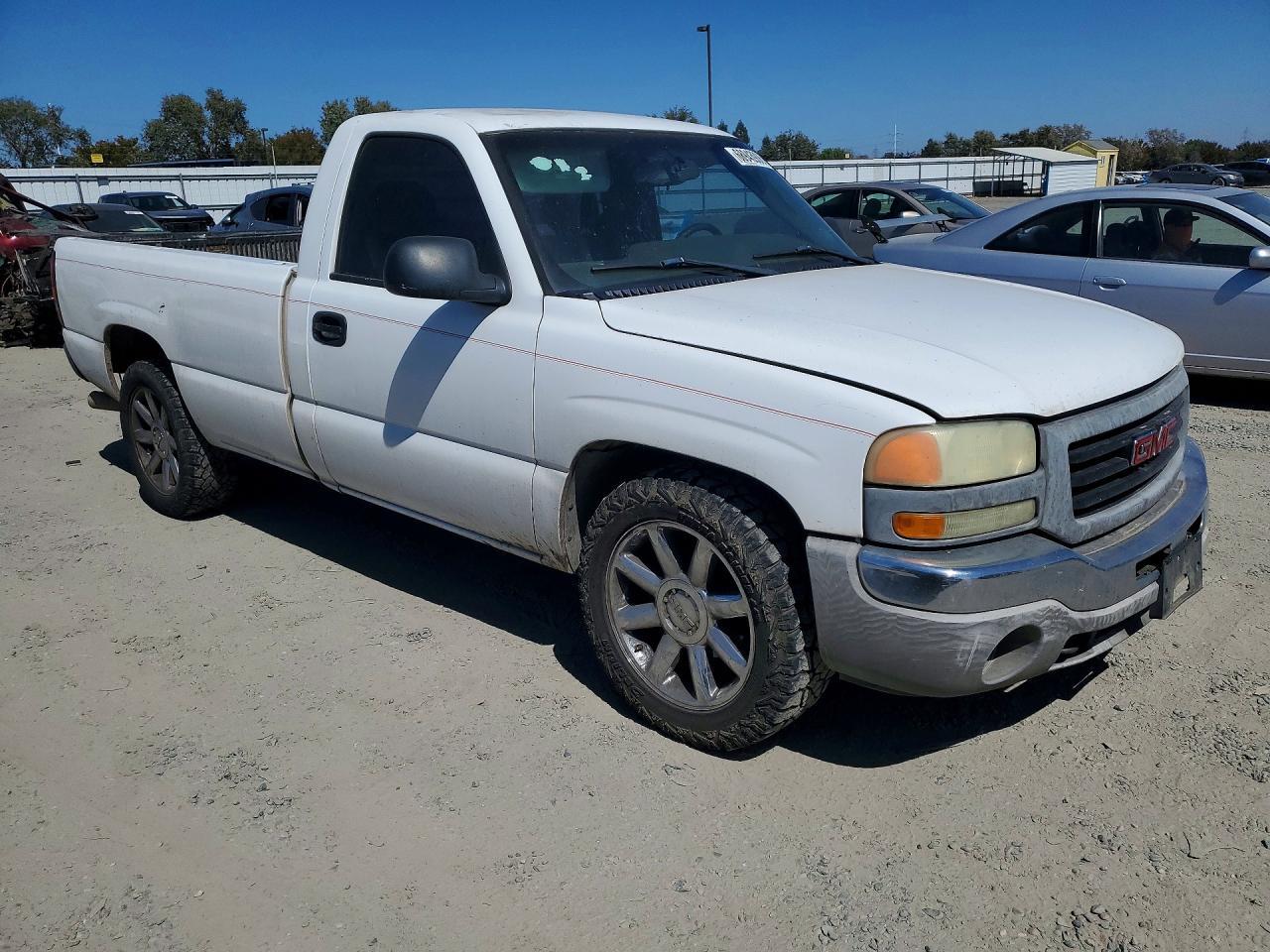 2005 GMC New Sierra C1500 - Image 4