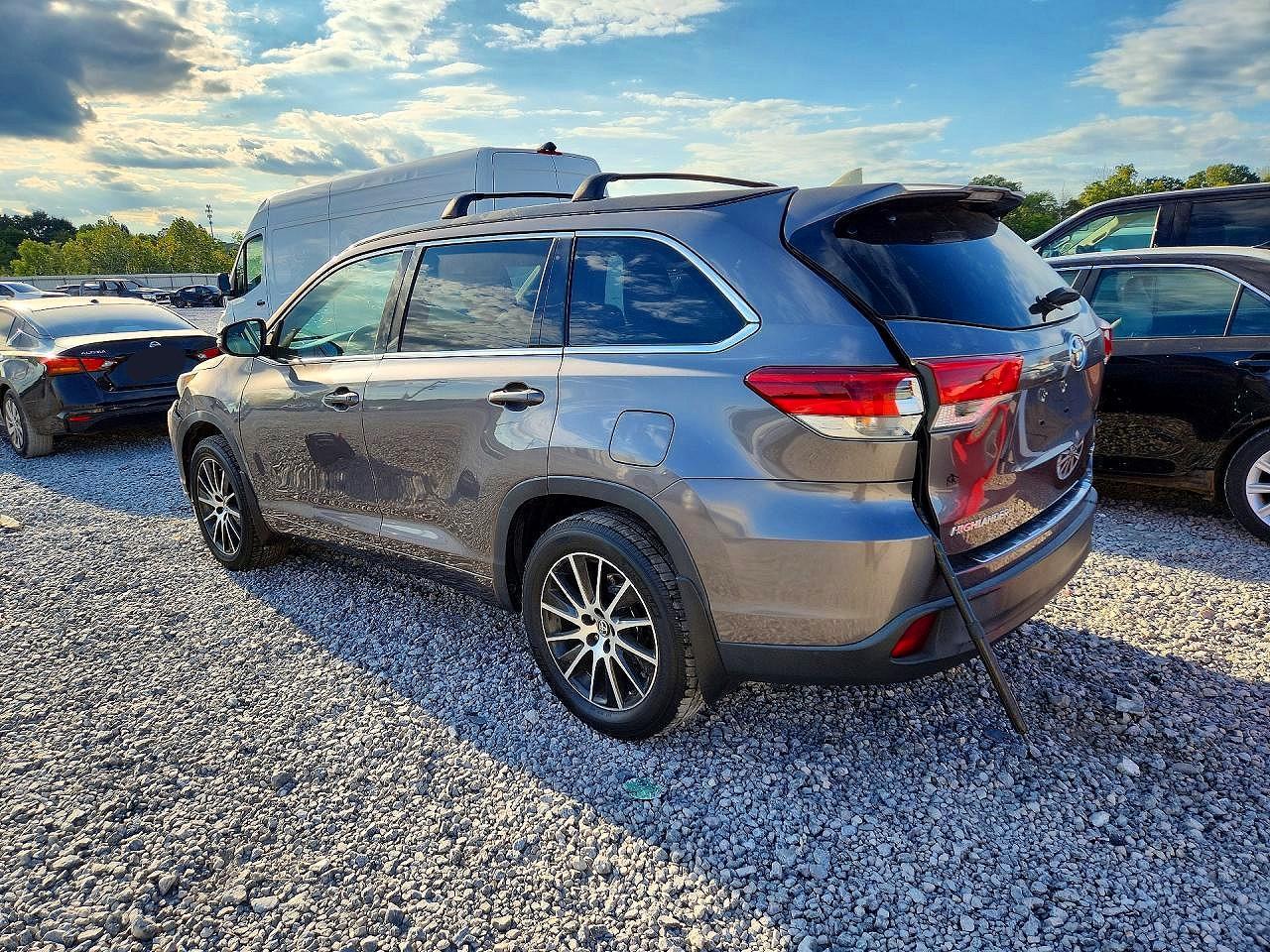 2018 Toyota Highlander Se - Image 2