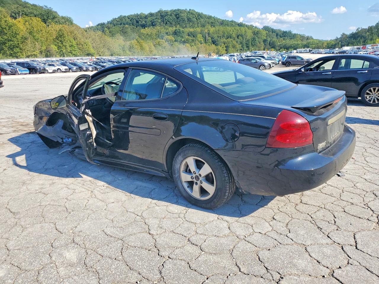 2007 Pontiac Grand Prix - Image 2