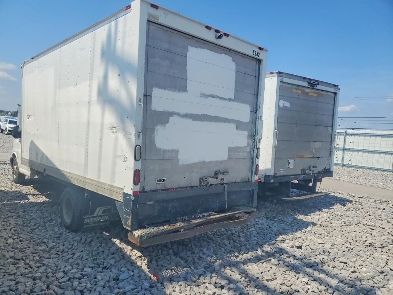 2014 Chevrolet Express - Box Truck - Фото 2