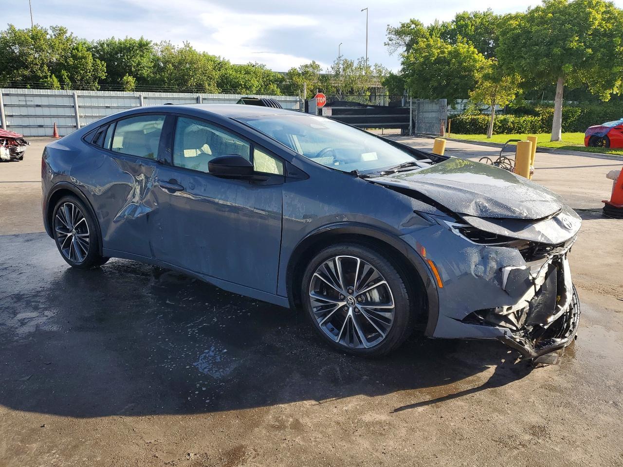 2025 Toyota Prius Limited - Фото 4