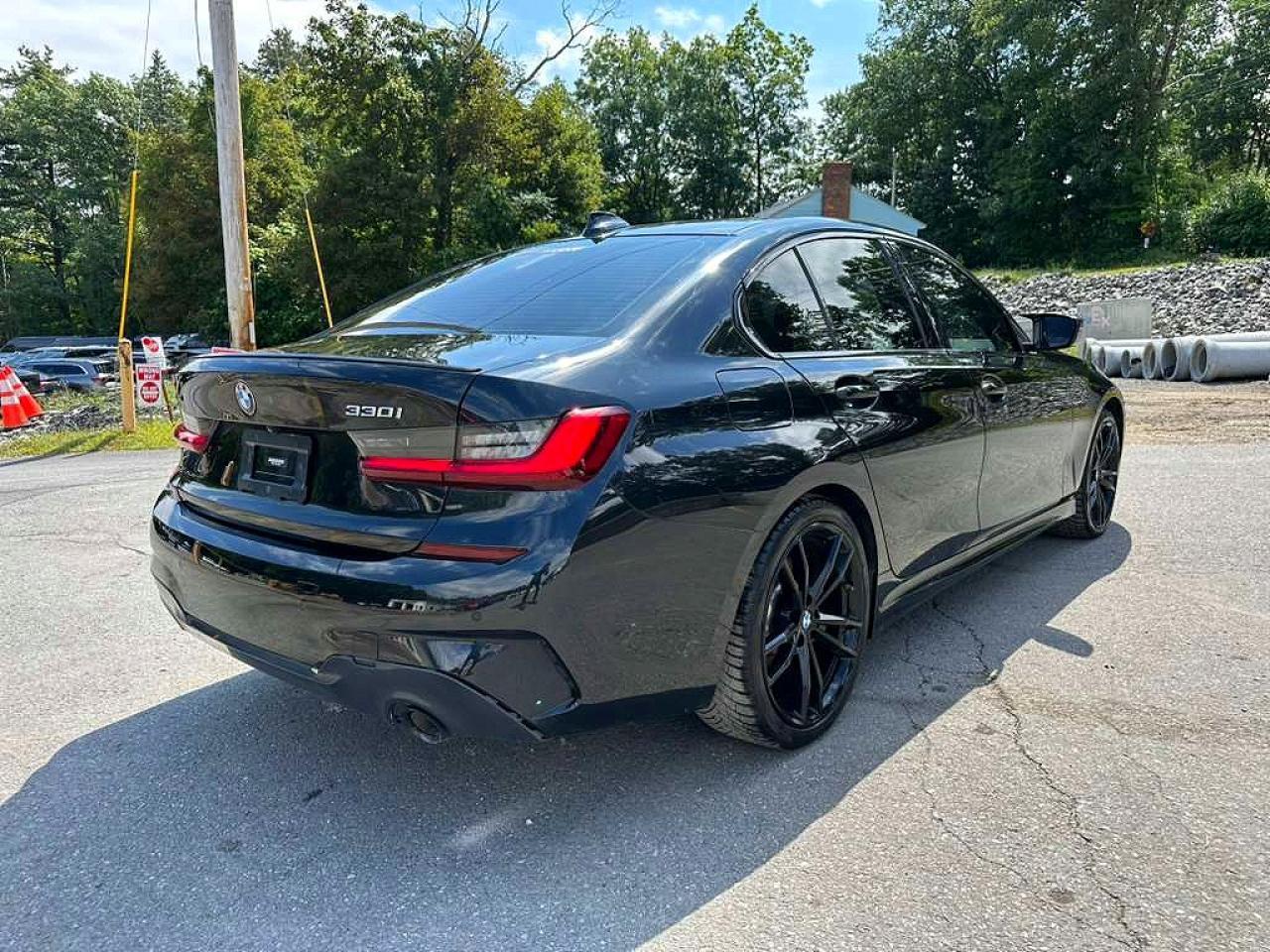 2022 BMW 330Xi - Фото 3