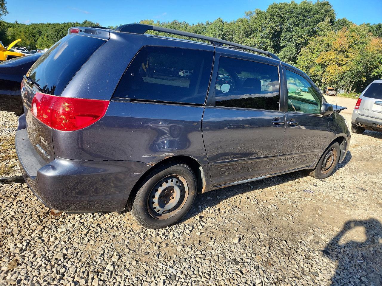 2010 Toyota Sienna Le 7-Passenger - Фото 3