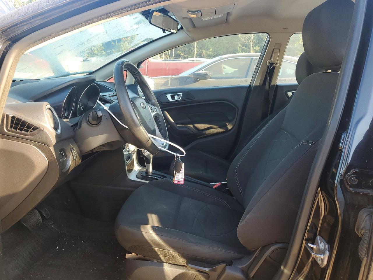 2015 Ford Fiesta Se - Фото 7
