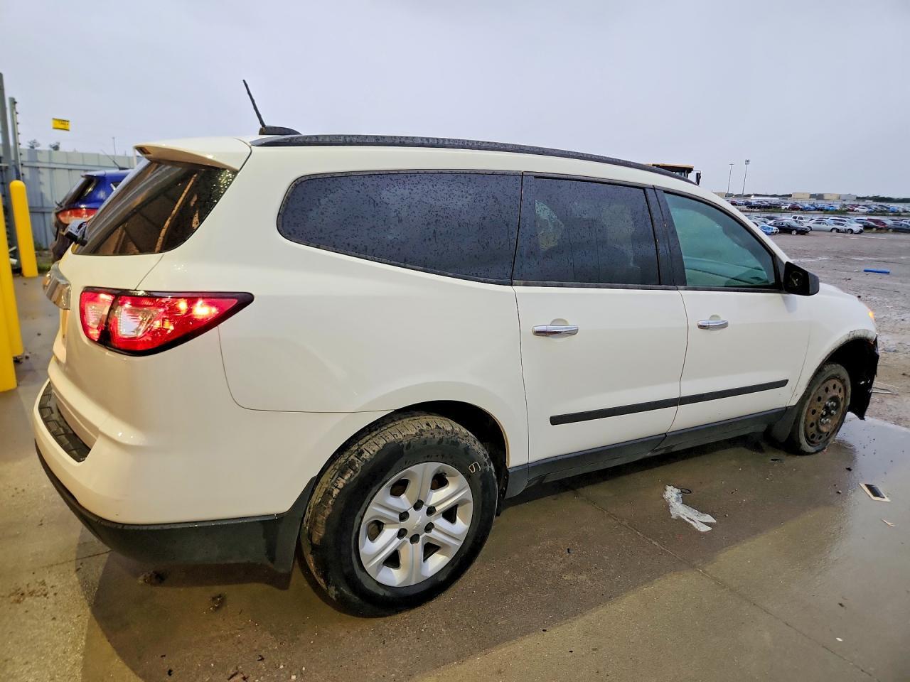 2017 Chevrolet Traverse Ls - Фото 3