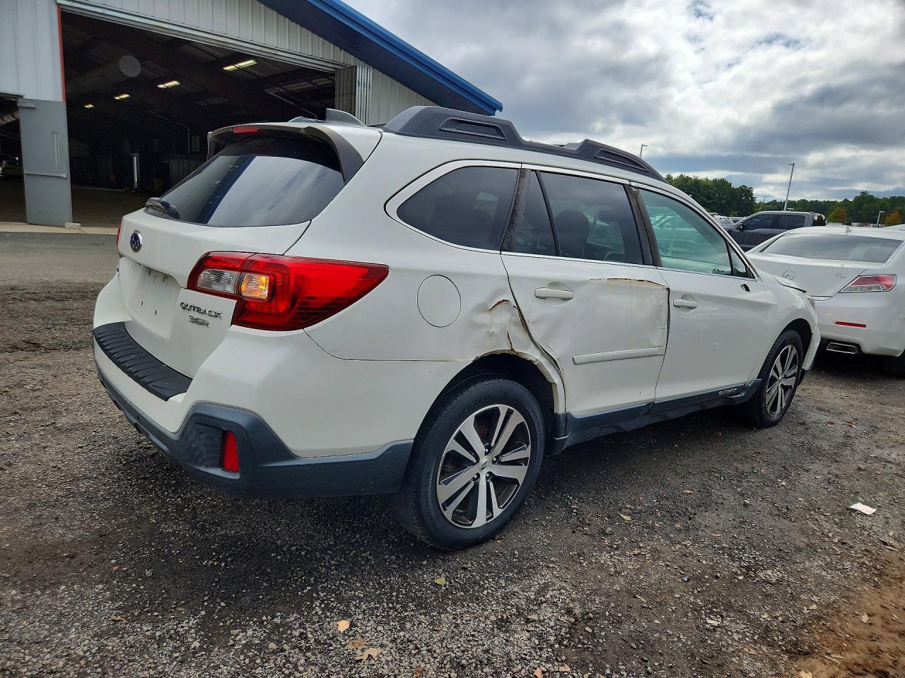 2018 Subaru Outback 3.6R Limited - Image 3
