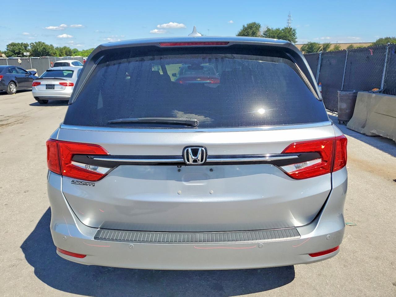 2022 Honda Odyssey Touring - Image 6