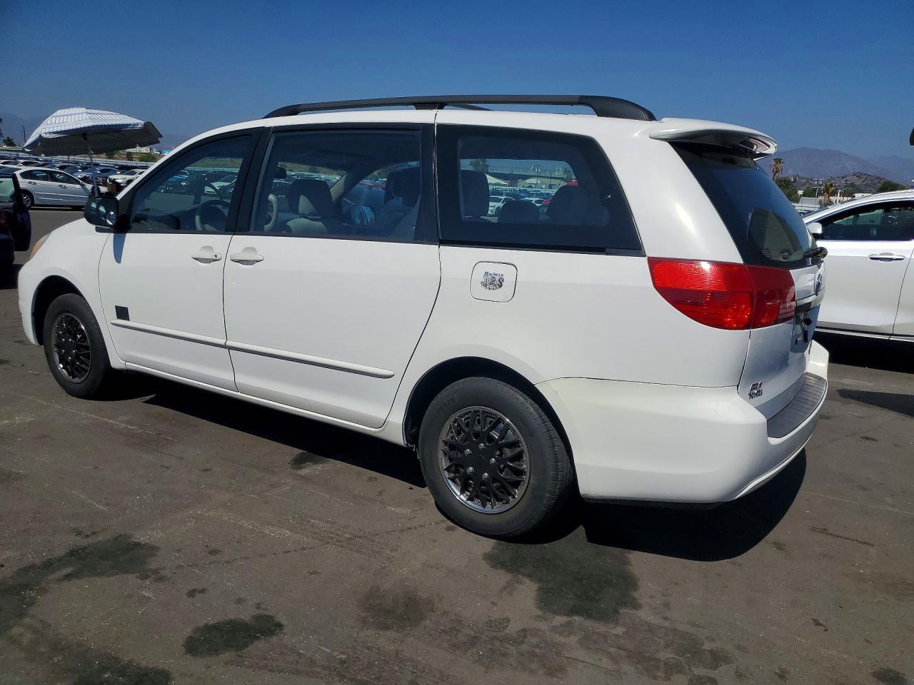 2004 Toyota Sienna Ce 8 Passenger - Image 2