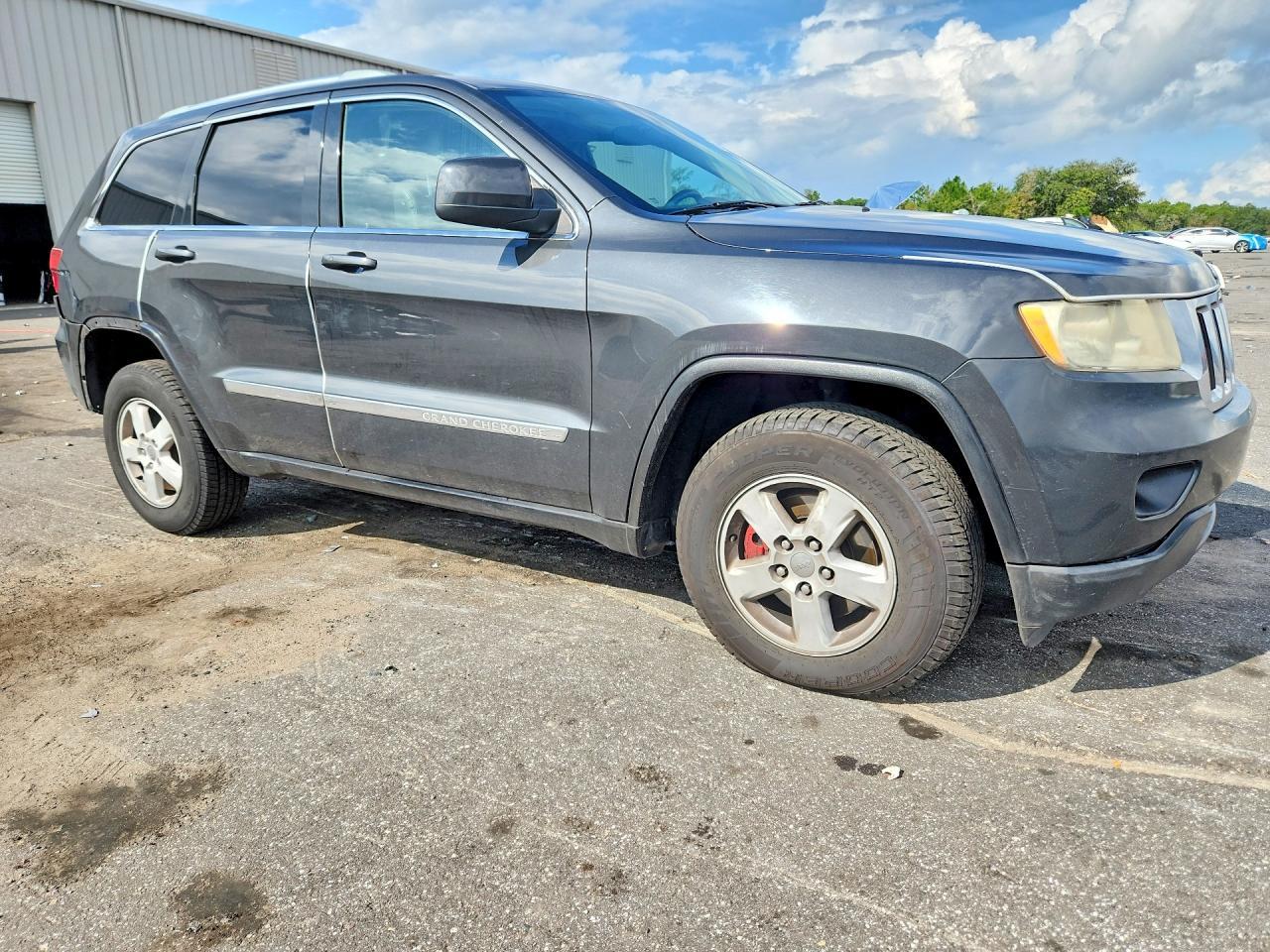 2011 Jeep Grand Cherokee Laredo - Image 4