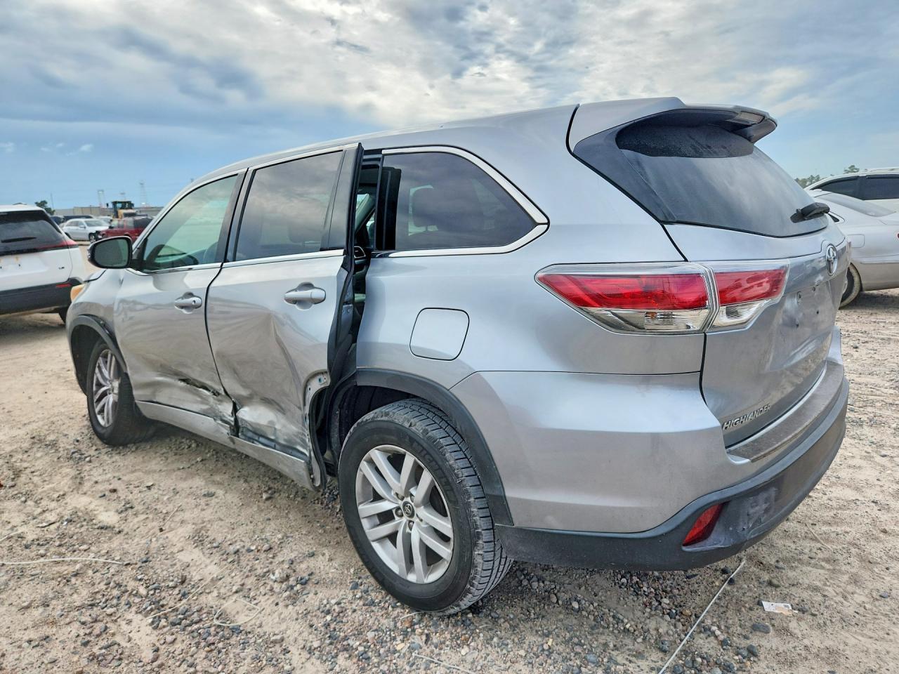 2016 Toyota Highlander Le - Image 2