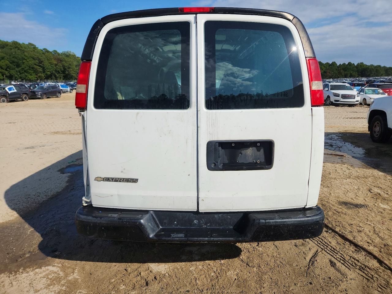 2016 Chevrolet Express 25 - Delivery Van - Фото 6