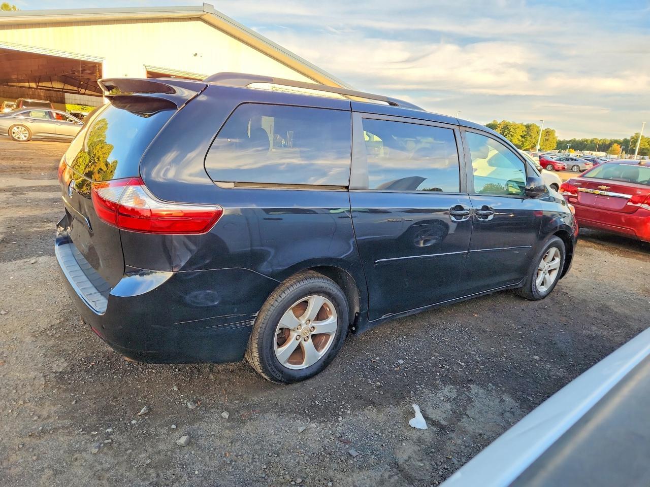 2017 Toyota Sienna Le - Image 3