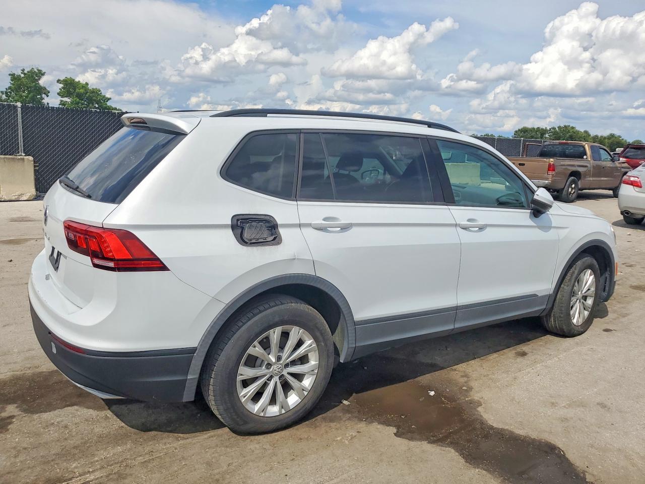 2019 Volkswagen Tiguan S - Фото 3
