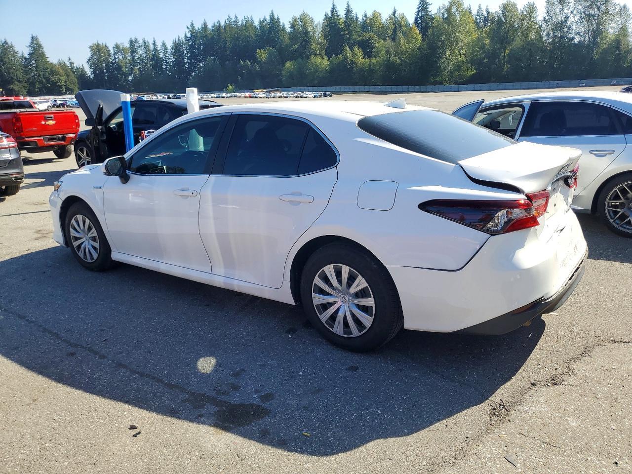 2021 Toyota Camry Le - Фото 2