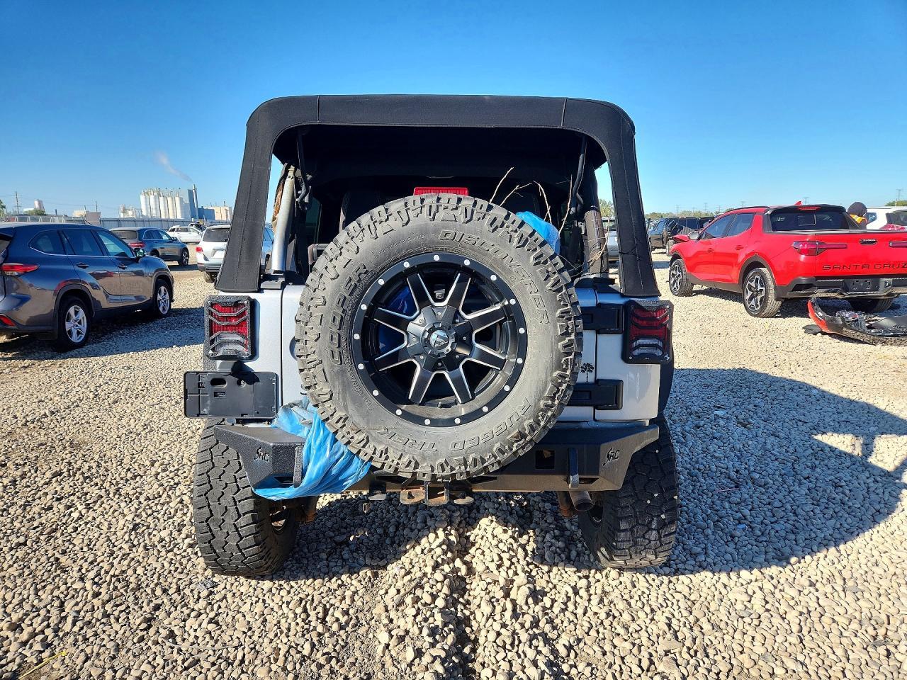 2014 Jeep Wrangler Unlimited Sahara - Image 6