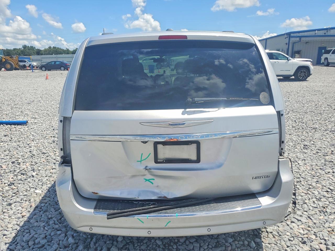 2012 Chrysler Town & Country Limited - Image 6