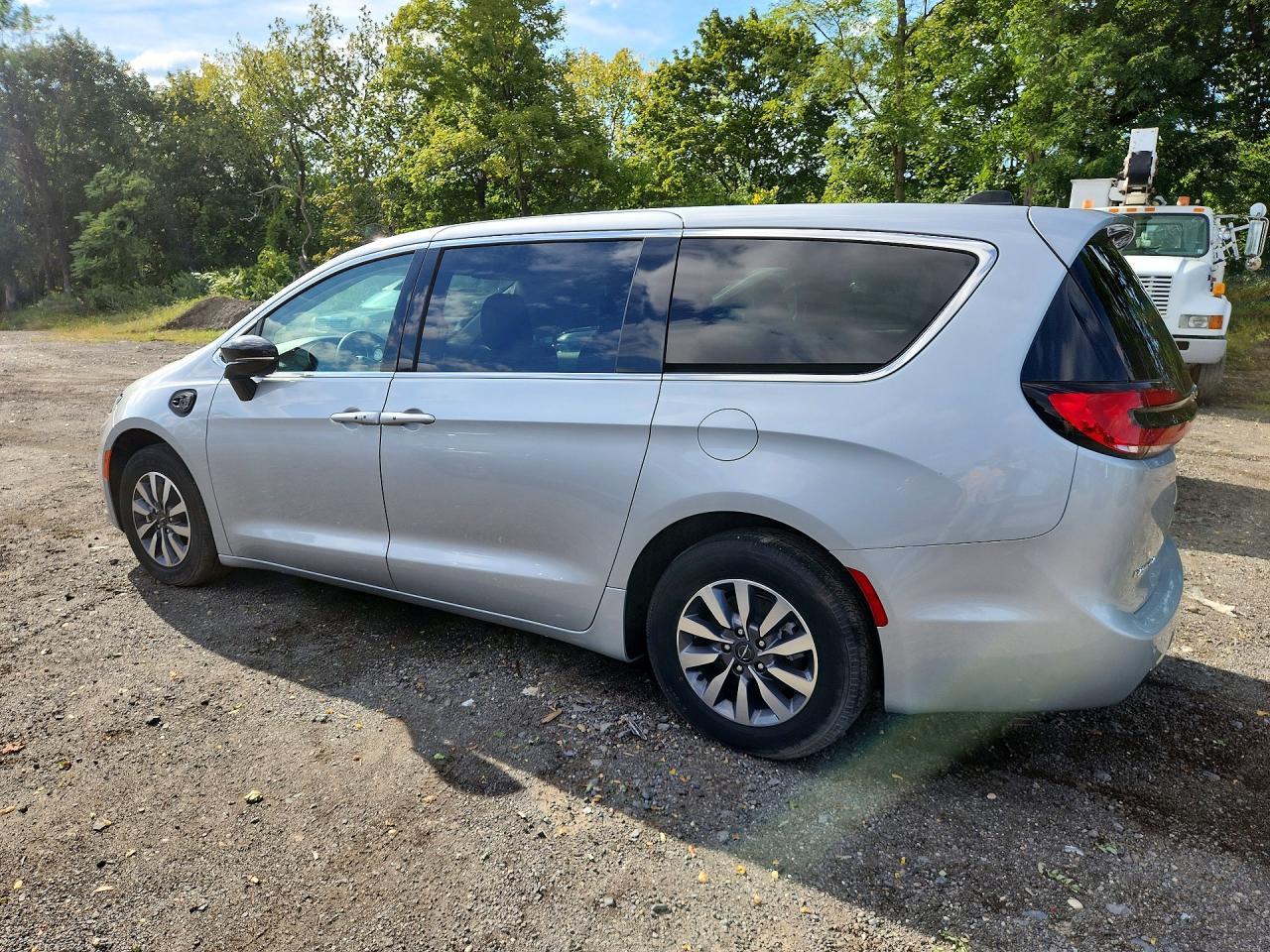 2024 Chrysler Pacifica Hybrid Select - Image 2