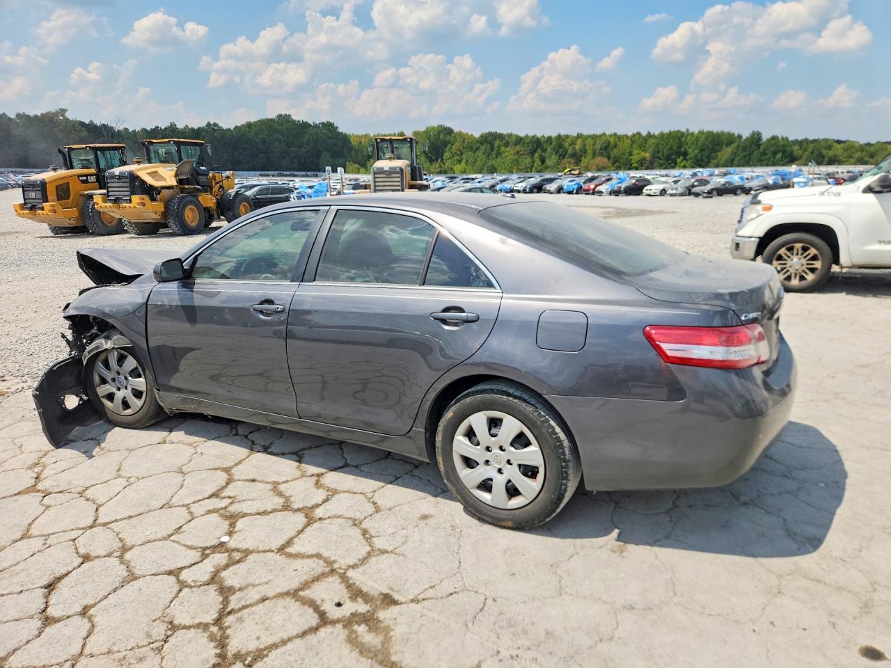 2010 Toyota Camry Le - Фото 2