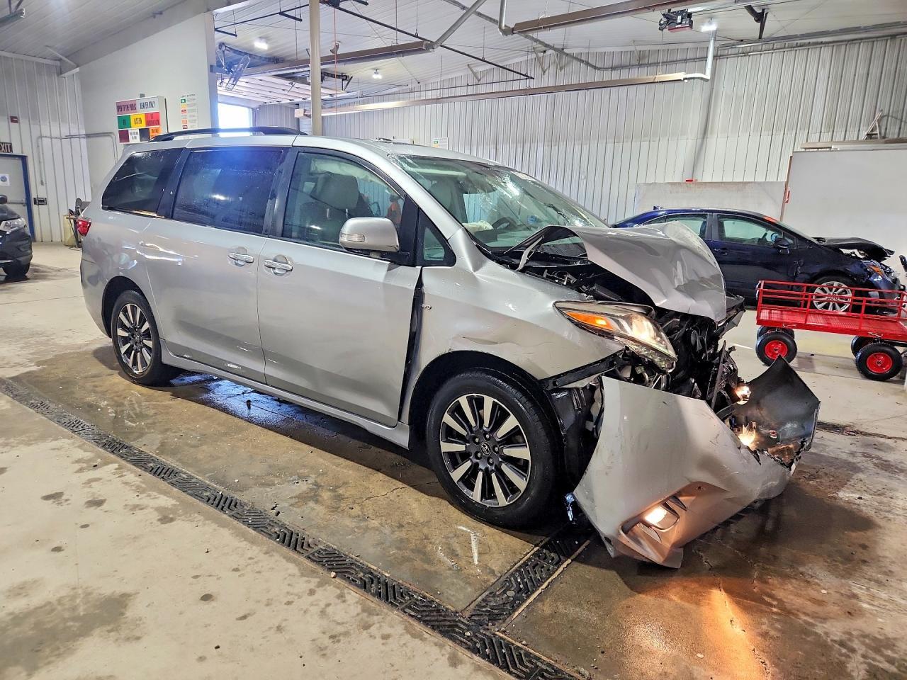 2018 Toyota Sienna Limited 7-Passenger - Фото 4