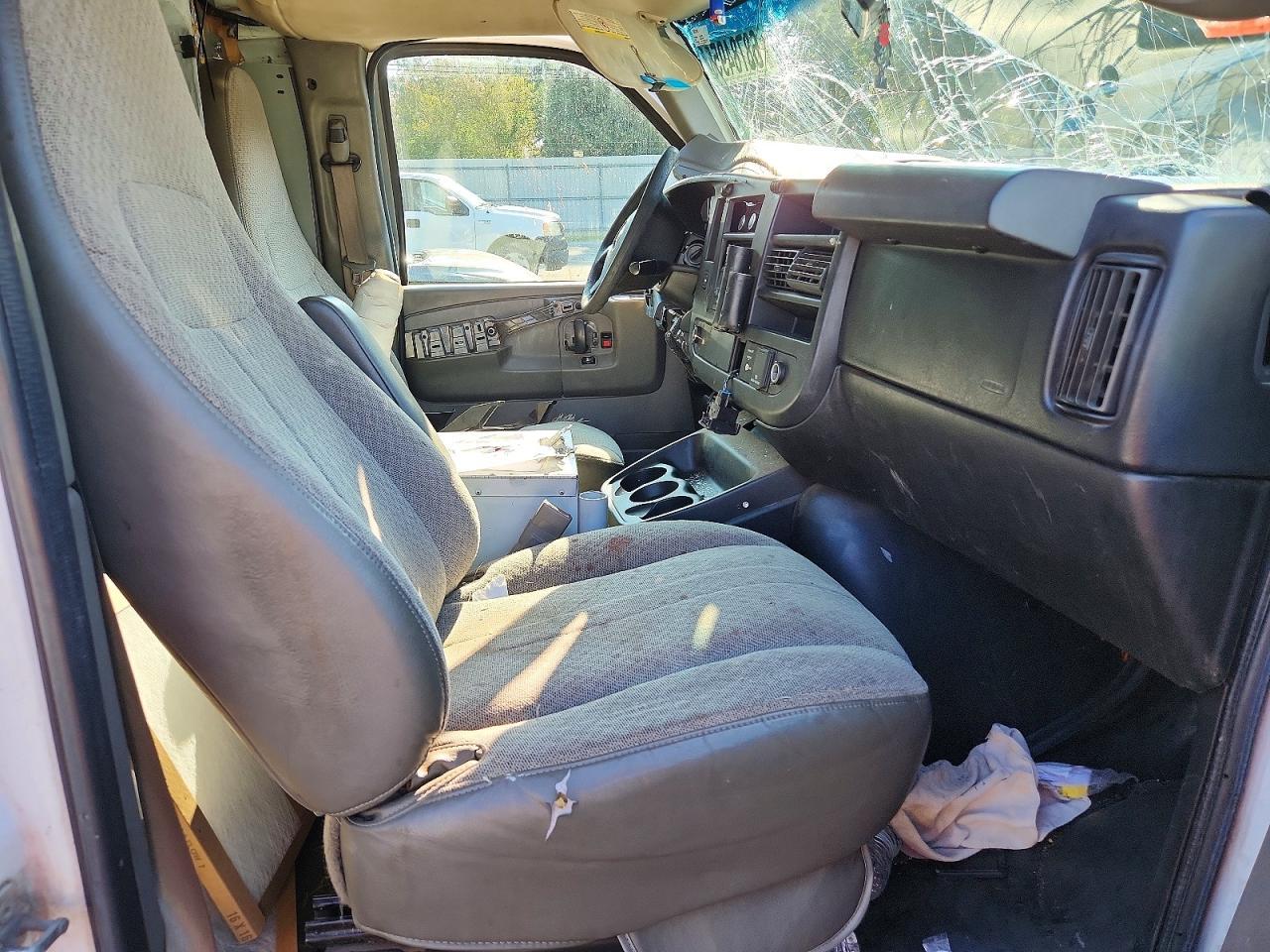 2015 Chevrolet Express G2500 - Image 7
