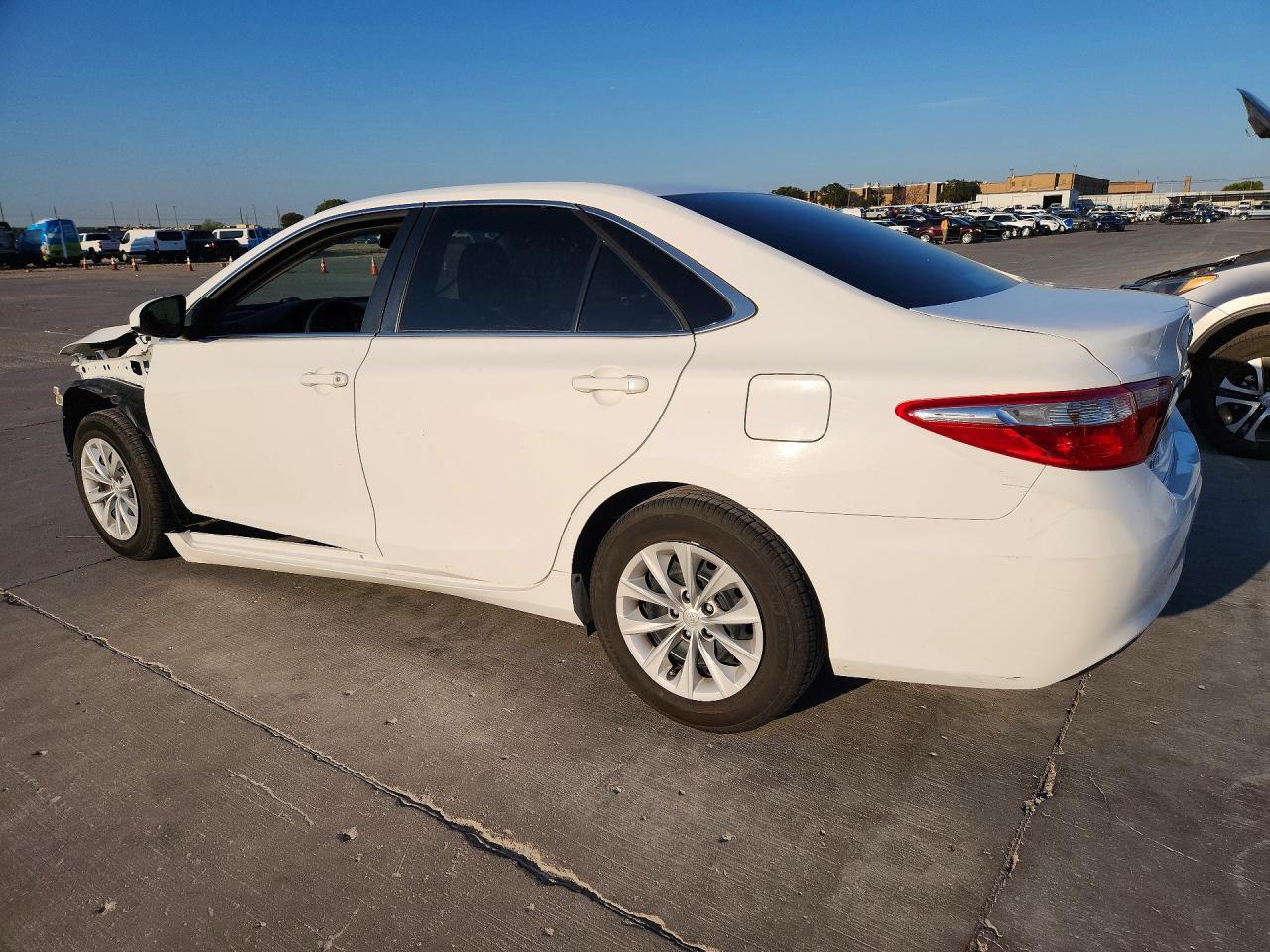 2017 Toyota Camry Le - Фото 2
