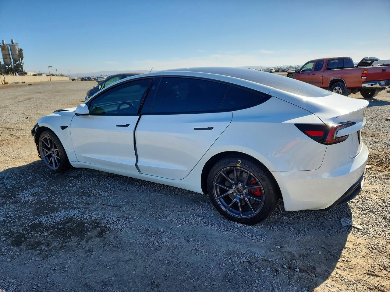 2025 Tesla Model 3 - Фото 2