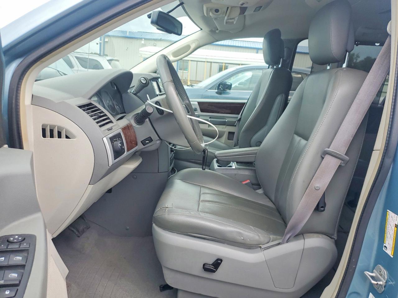 2010 Chrysler Town & Country Touring - Image 7