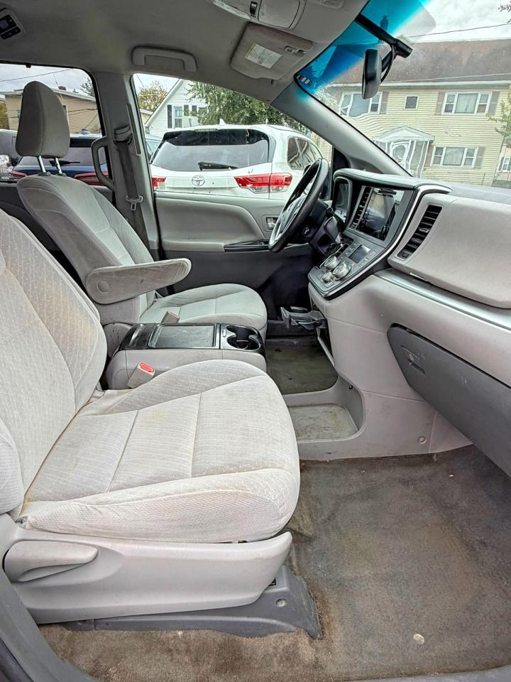 2017 Toyota Sienna Le - Фото 6