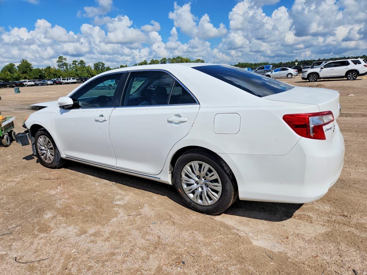2014 Toyota Camry Le - Фото 2