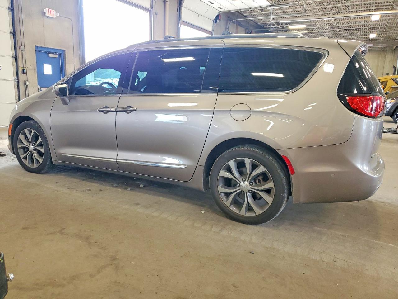 2017 Chrysler Pacifica Limited - Image 2