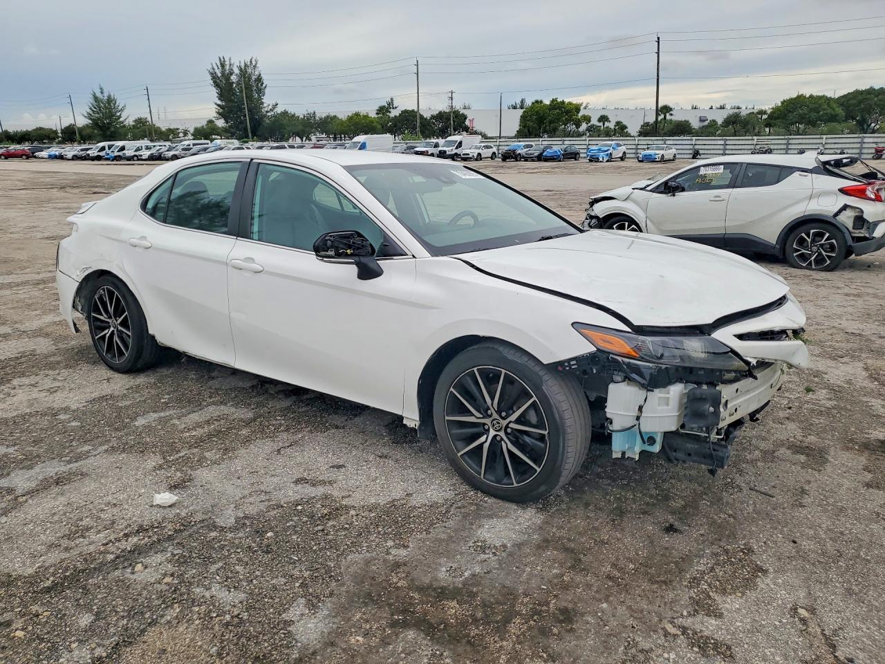 2022 Toyota Camry Se - Image 4