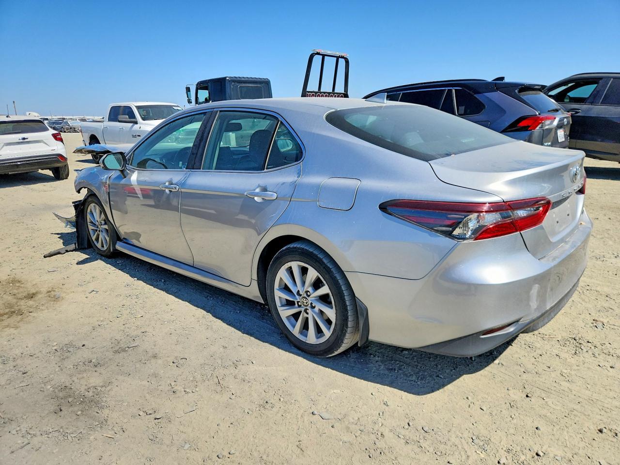 2021 Toyota Camry Le - Фото 2