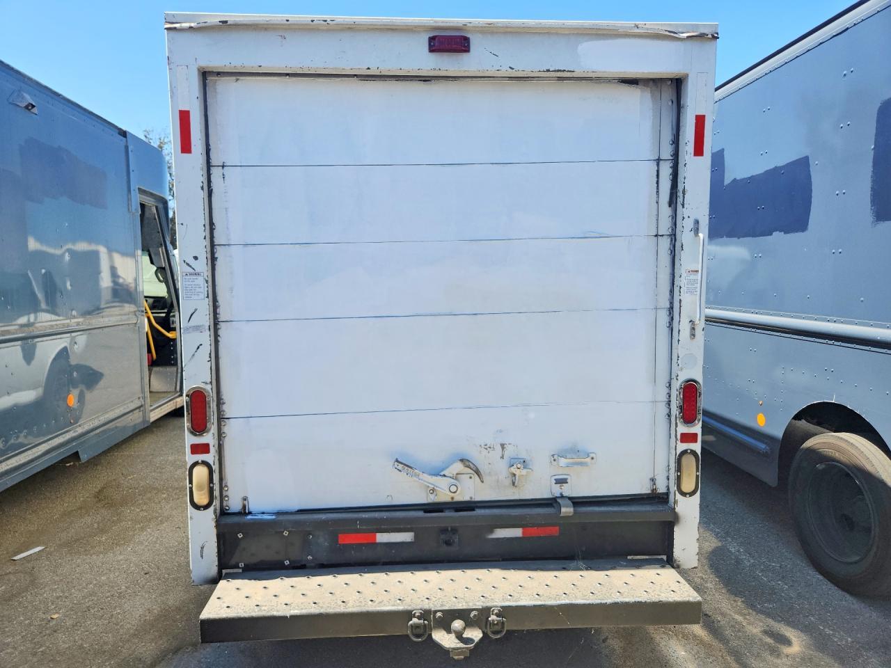 2008 GMC Savana Box Truck - Фото 6