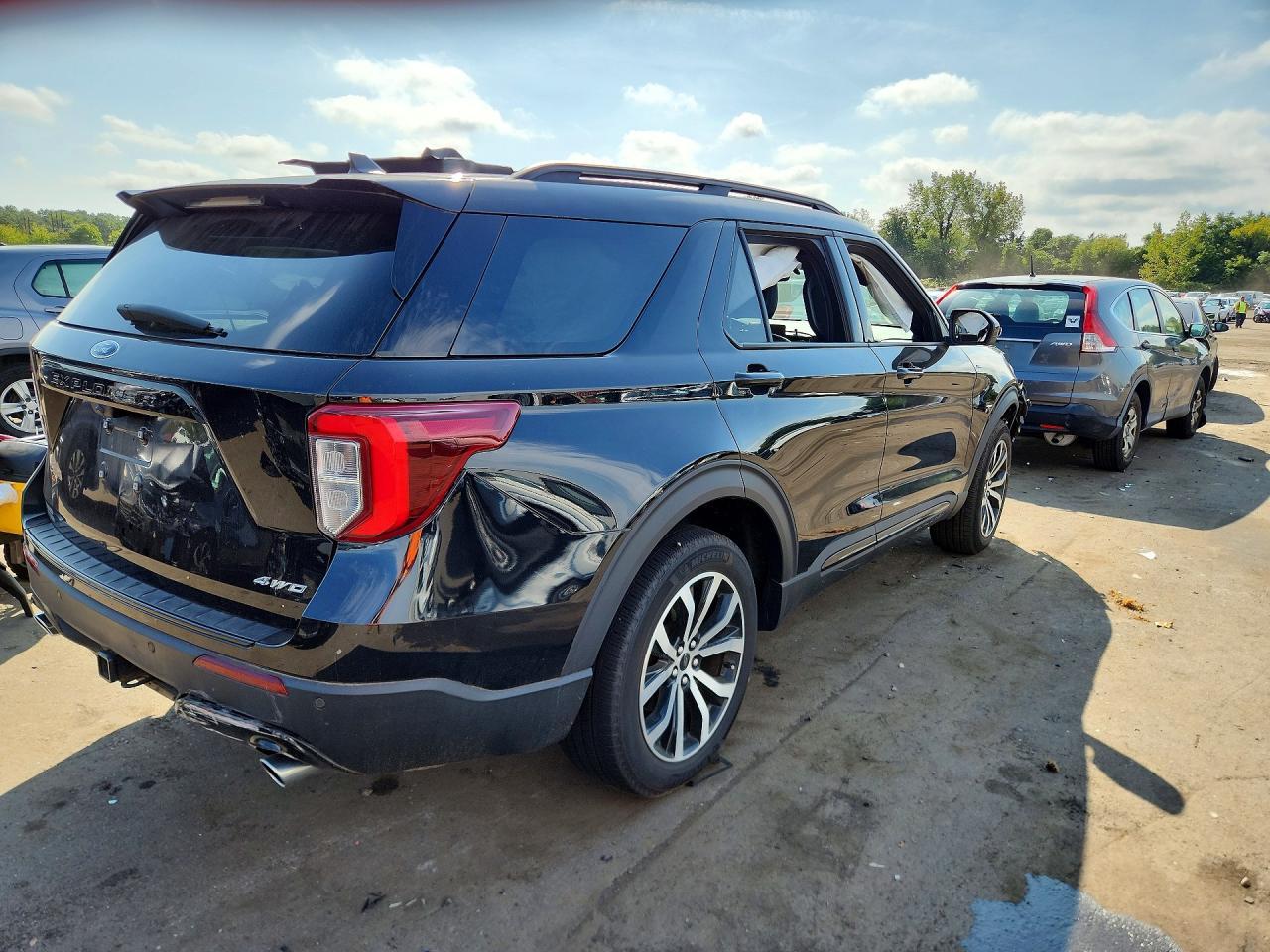 2023 Ford Explorer St-Line - Image 3