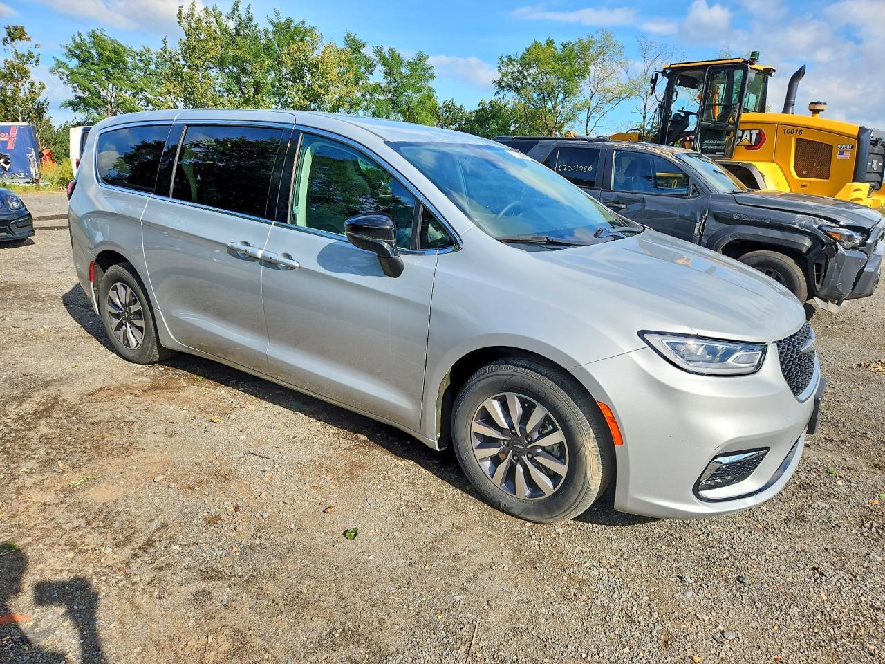 2024 Chrysler Pacifica Hybrid Select - Image 4