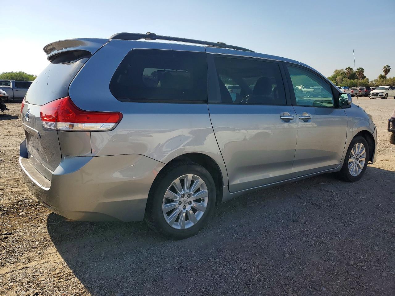2014 Toyota Sienna Xle 7-Passenger - Фото 3